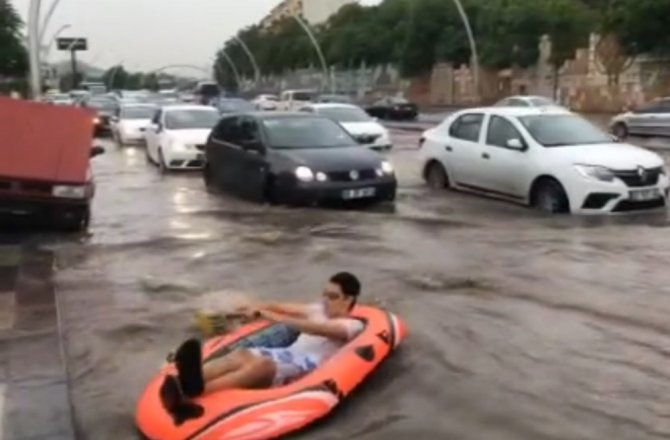 ANKARA’DA GÖLE DÖNEN SOKAKLARDA RAFTİNG