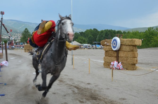 ATLI OKÇULARIN GÖSTERİLERİ NEFESLERİ KESTİ