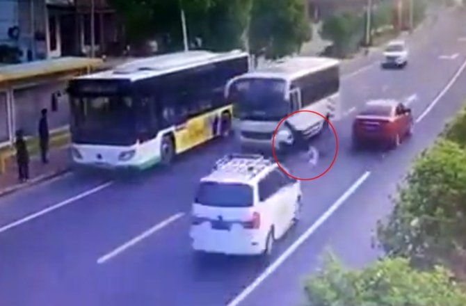 OTOBÜSE YETİŞMEK İSTERKEN CANINDAN OLUYORDU