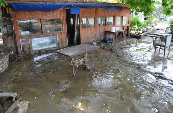 HAYKO CEPKİN’İN MEKANINI SEL VURDU