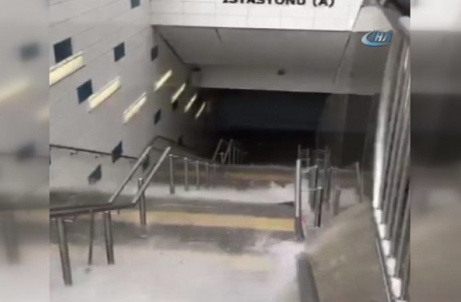 YAĞIŞ METRO MERDİVENLERİNİ ŞELALEYE ÇEVİRDİ