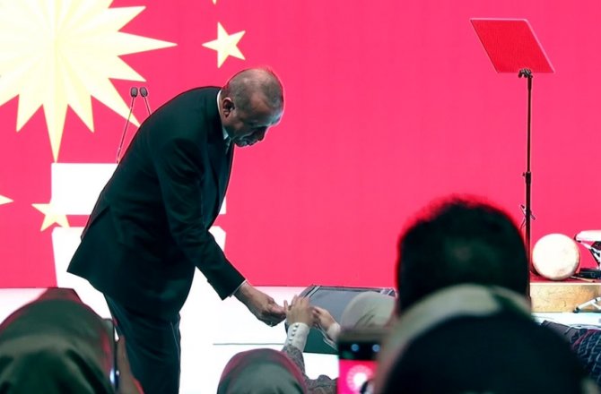 ERDOĞAN’DAN EŞİNE ZEYTİN DALI JESTİ