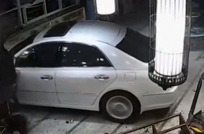 SARHOŞ SÜRÜCÜ OTOMOBİLİYLE LOBİYE DALDI