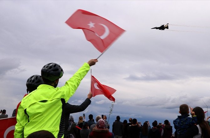 SOLOTÜRK'TEN 'TÜRKİYE'NİN ÇATISI'NDA NEFES KESEN GÖSTERİ