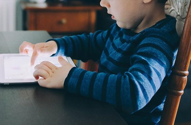 TEKNOLOJİ BAĞIMLILIĞI DAHA ZARARSIZ GÖRÜLÜYOR