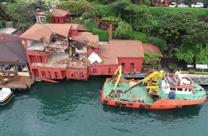 GEMİNİN ÇARPTIĞI YALI ONARILIYOR