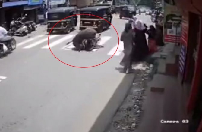 ÖFKELİ BOĞA KADINI HEDEF ALDI