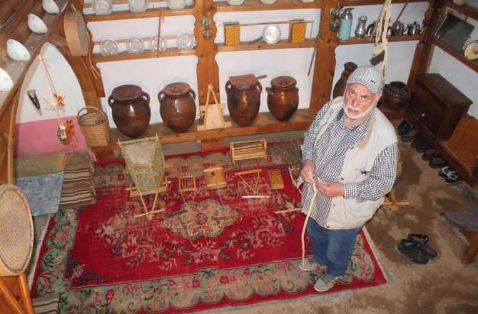 ESKİ KÖY ALETLERİNİN MAKETİNİ YAPIYOR