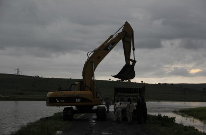 SEL KÖYLÜLERİ ESİR ALDI