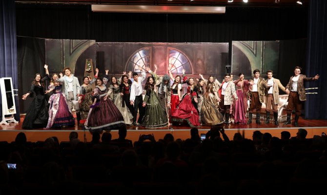 SANKO OKULLARI ÖĞRENCİLERİ “MÜFETTİŞ” ADLI OYUNU SAHNELEDİ