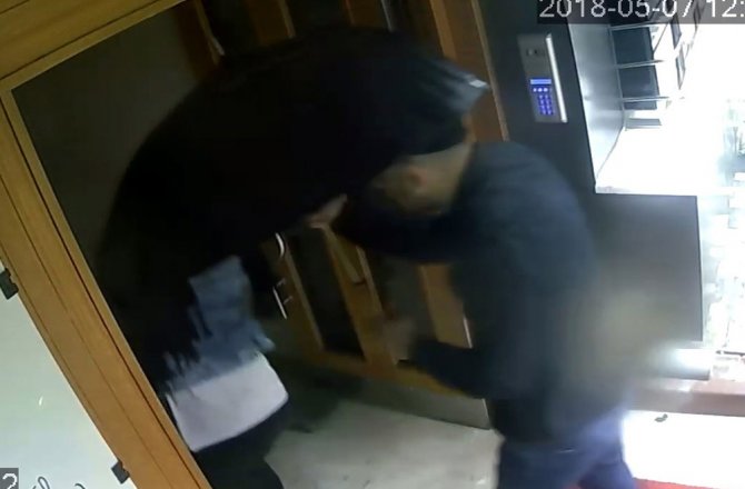 ŞEMSİYELİ HIRSIZLAR KAMERADA