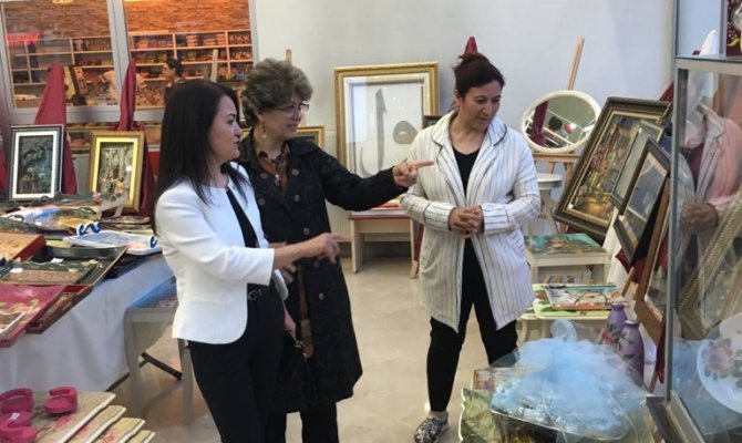 ÖZDARENDELİ, AHŞAP BOYAMA VE RÖLYEF SERGİSİNİ GEZDİ