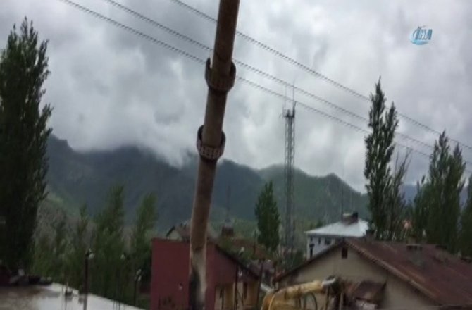 60 YILLIK CAMİ VE MİNARESİ BÖYLE YIKILDI