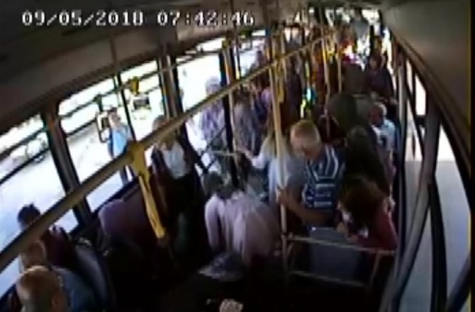 HALK OTOBÜSÜ ŞOFÖRÜ DİREKSİYONU HASTANEYE KIRDI