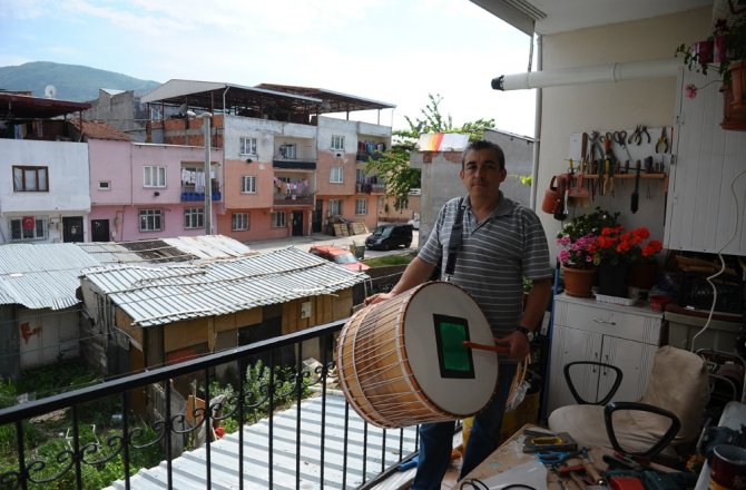 RAMAZAN DAVULLARINI BALKONDA YAPIYOR