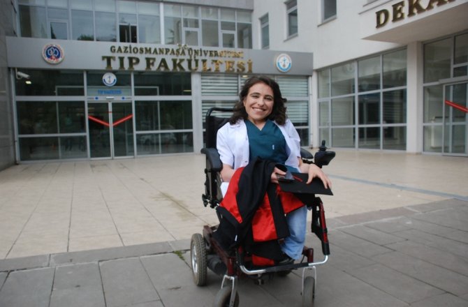 ENGELLERİ AŞTI TIP FAKÜLTESİNİ BİRİNCİLİKLE TAMAMLADI