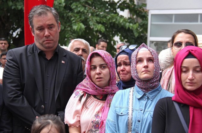 ANNELER ANITI GÖZYAŞLARIYLA AÇILDI