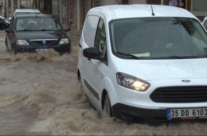 İZMİR’DE EV VE İŞ YERLERİNİ SU BASTI