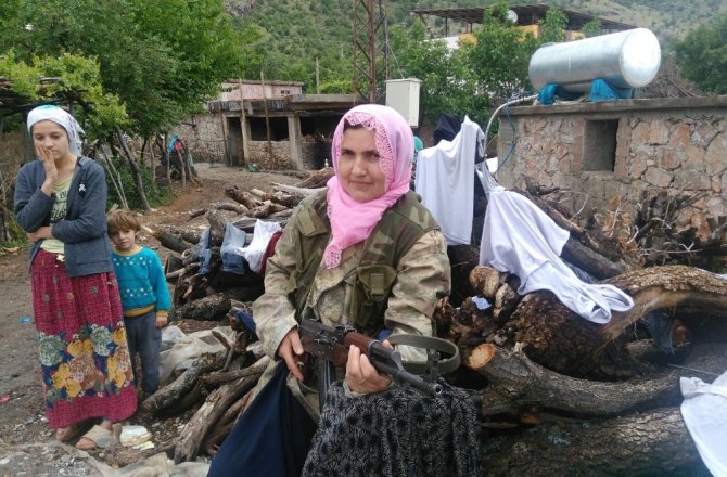 ŞEHİT EŞİNİN SİLAHINI DEVRALDI