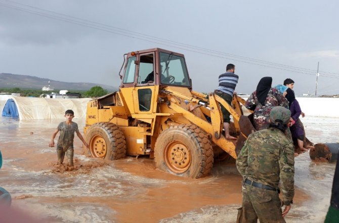 SURİYELİLER KEPÇELERLE KURTARILDI