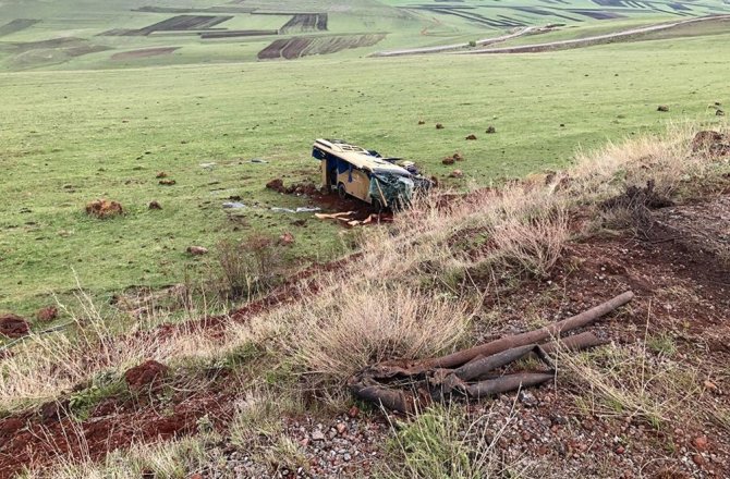 ÇILDIR’DA FECİ KAZA: 4 ÖLÜ, 23 YARALI