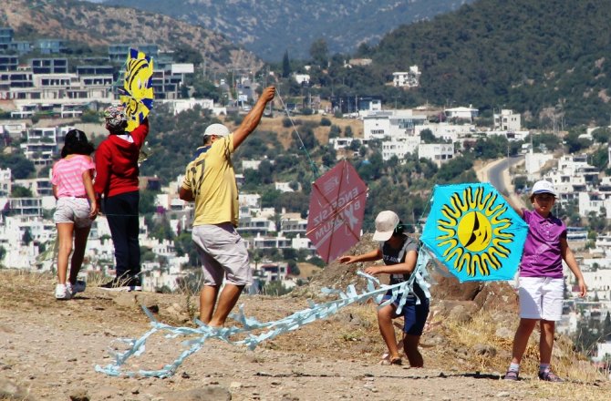 RENGARENK UÇURTMALAR GÖKYÜZÜNÜ SÜSLEDİ