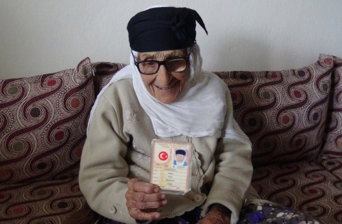 110 YAŞINDAKİ ALYE NİNE ’ANNELER GÜNÜ’NÜ KUTLADI