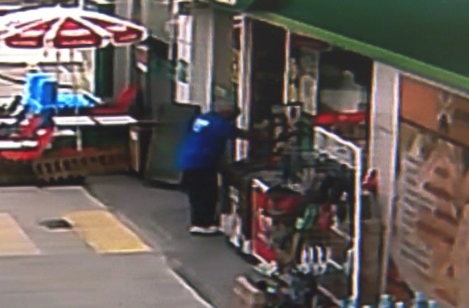 MARKETE ÇAMURLU AYAKKABILARINI ÇIKARIP GİRDİ