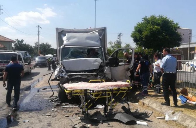 ZİNCİRLEME KAZADA 6 ARAÇ BİRBİRİNE GİRDİ