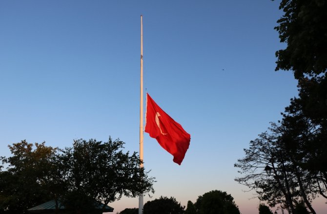 BAYRAKLAR YARIYA İNDİRİLDİ