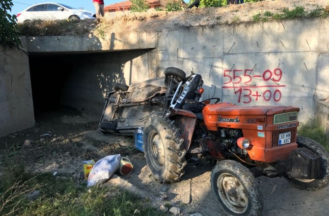 TRAKTÖRLE OTOMOBİL ÇARPIŞTI: 8 KİŞİ ...