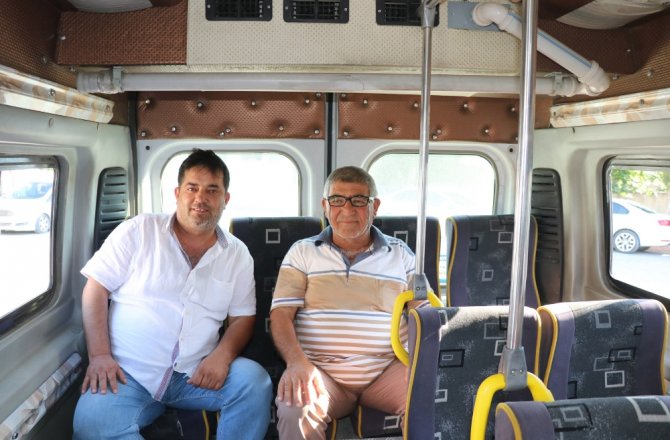 DOLMUŞUN ARKA KOLTUKLARINI SU BORUSUYLA SOĞUTUYOR