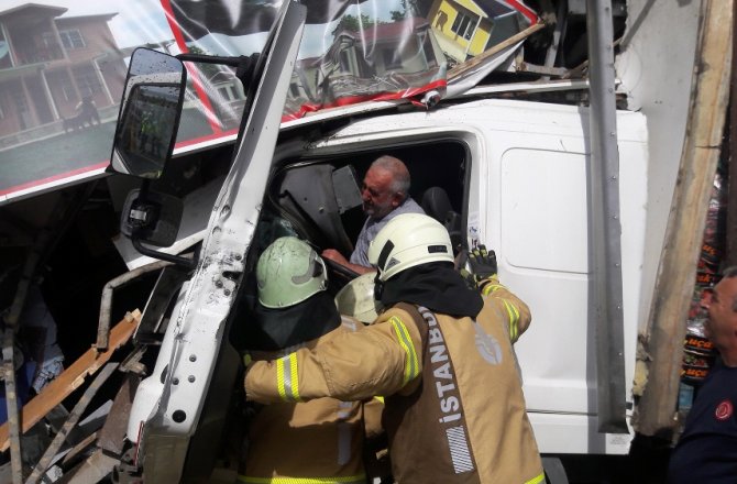 KONTROLDEN ÇIKAN KAMYON DÜKKANA GİRDİ