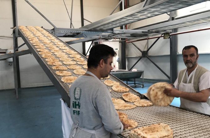 SURİYELİLERE GÜNDE 750 BİN EKMEK