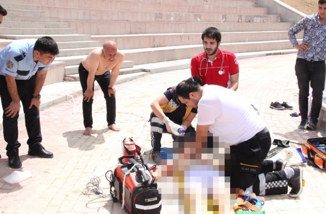 HAVUZDA ÇIRPINAN ÇOCUĞU BELEDİYE BAŞKANI KURTARDI