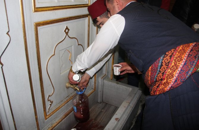 TARİHİ ÇEŞMEDEN OSMANLI ŞERBETİ AKIYOR