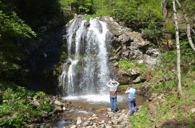 ELMA KAYA ŞELALESİ GÖRENLERİ CEZBEDİYOR