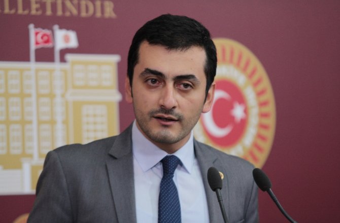 CHP’Lİ EREN ERDEM YURT DIŞINA ÇIKAMADI