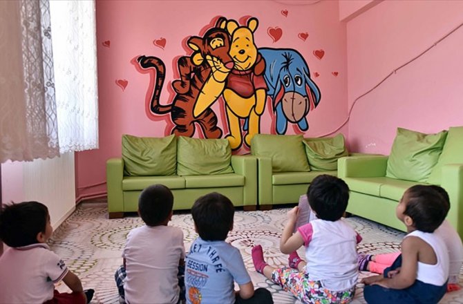 ÇİZDİĞİ RESİMLERLE KİMSESİZ ÇOCUKLARIN KAHRAMANI OLDU