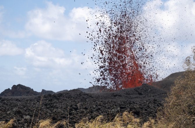HAWAİİ KİLAUEA YANARDAĞI 20 GÜNDÜR ALEV PÜSKÜRTÜYOR