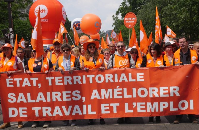 BİNLERCE MEMUR SOKAĞA İNDİ