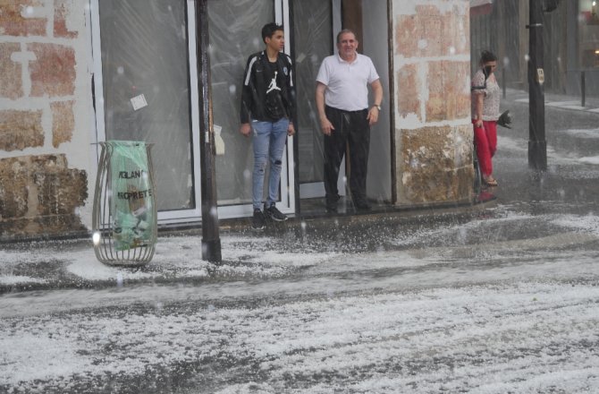 5 DAKİKA YAĞDI: ORTALIK BEMBEYAZ OLDU