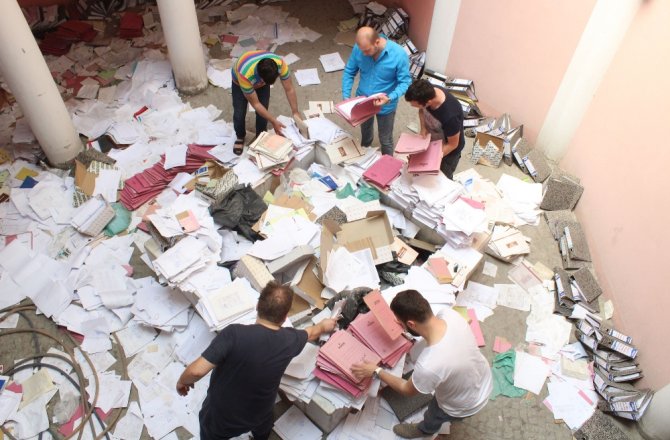 MUHASEBECİ EVRAKLARI YERE SAÇTI, MAĞDURLAR BELGE ARADI