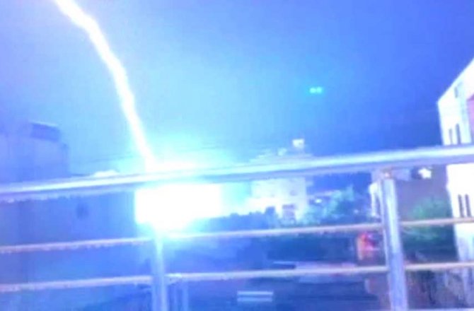 YILDIRIMIN DÜŞME ANI KAMERALARA YANSIDI