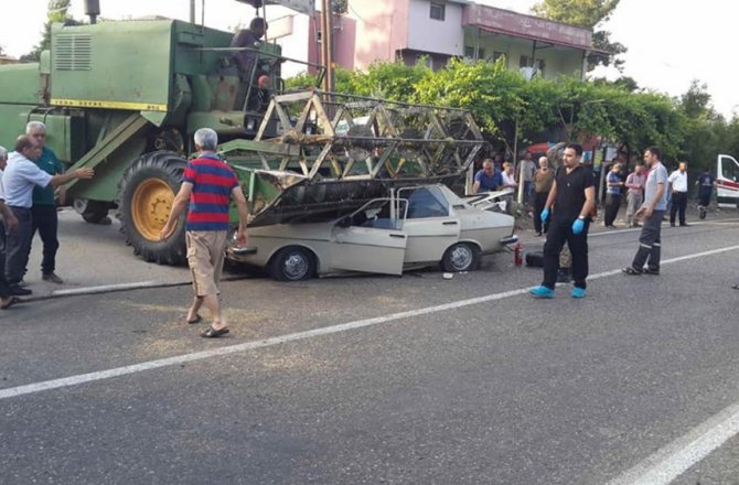 OTOMOBİL BİÇERDÖVERLE ÇARPIŞTI: 1 ÖLÜ, 3 YARALI