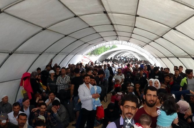 SURİYELİLERİN ÜLKELERİNE DÖNÜYOR