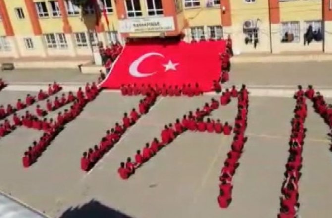 LİSE ÖĞRENCİLERİNDEN ’VATAN’ KOREOGRAFİSİ