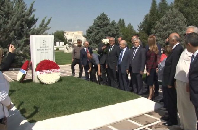 BÜLENT ECEVİT DOĞUM GÜNÜNDE KABRİ BAŞINDA ANILDI