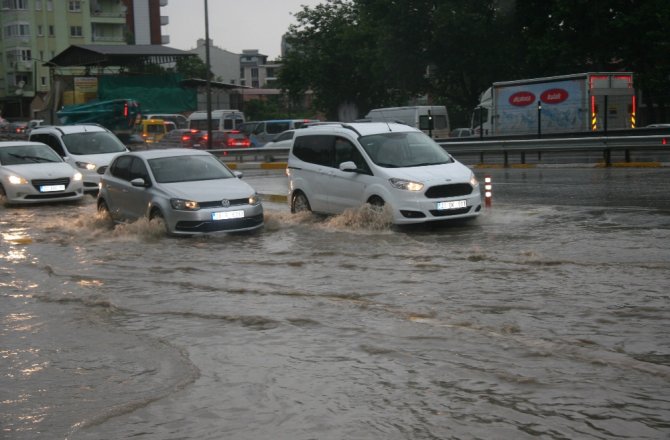 EV VE CADDELERİ SU BASTI