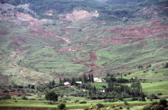 HEYELANLI SAHADAKİ EVLERİNDE YAŞAMAYA DEVAM EDİYORLAR